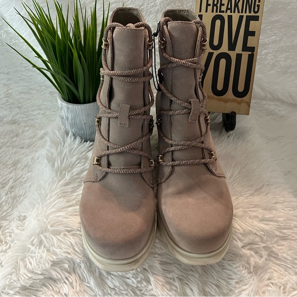 🎉HP🎉Sorel Joan of Arctic Wedge III Lace Waterproof Boots - LIKE NEW! - Picture 3 of 9